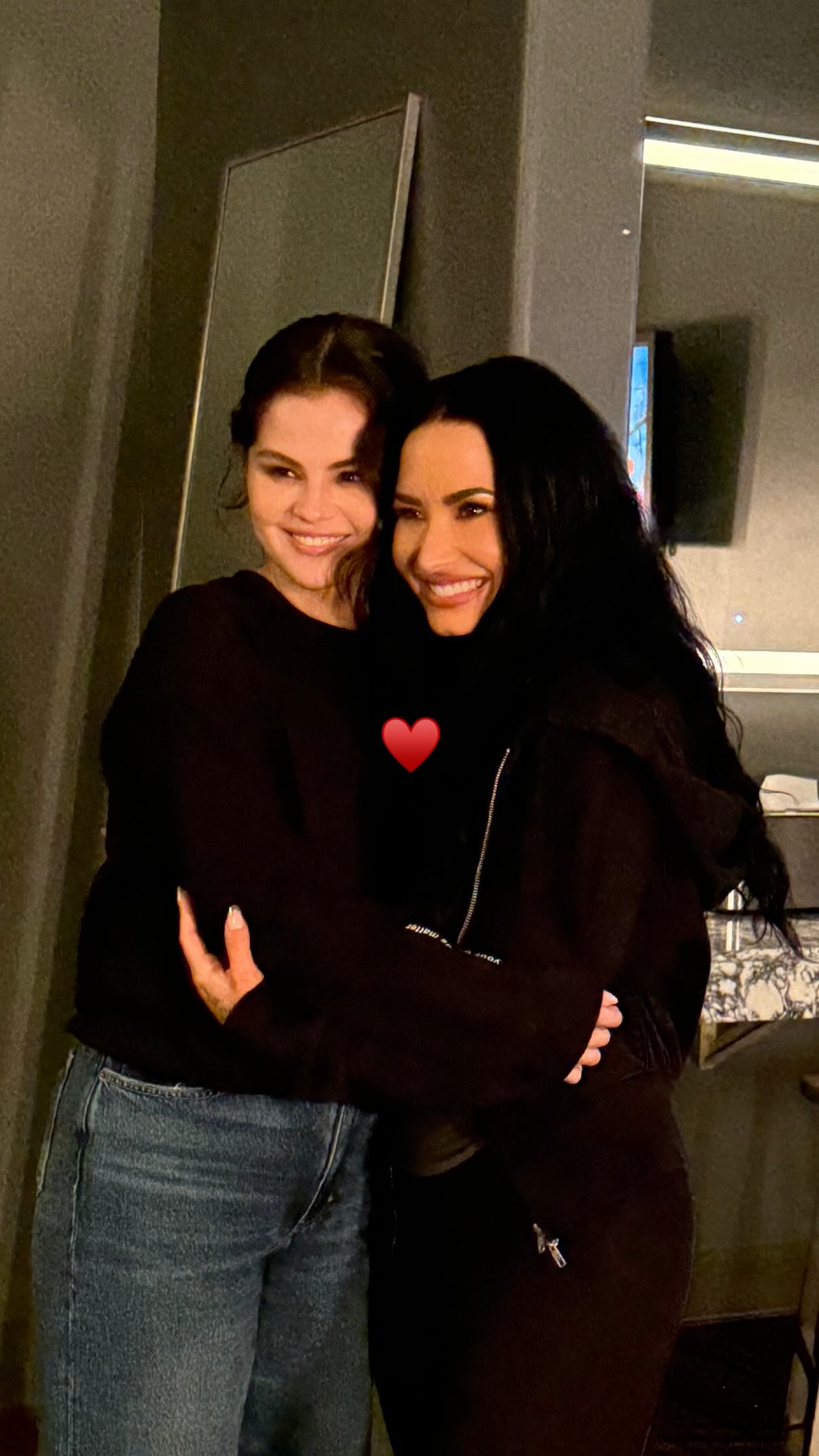 Demi Lovato e Selena Gomez voltam a se seguir no Instagram após oito anos e se reencontram em Orlando