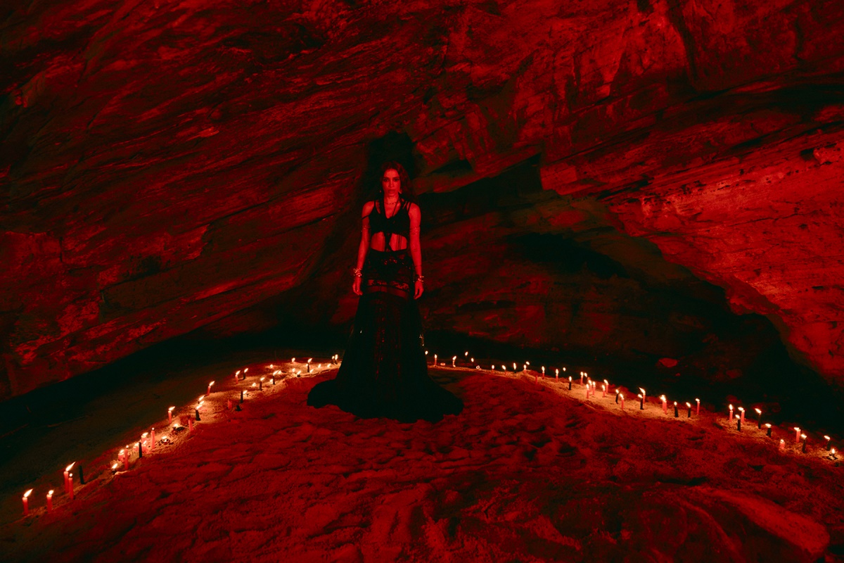Los Brasileros descrevem Anitta como “pomba gira” e detalham produção de “Meia Noite”