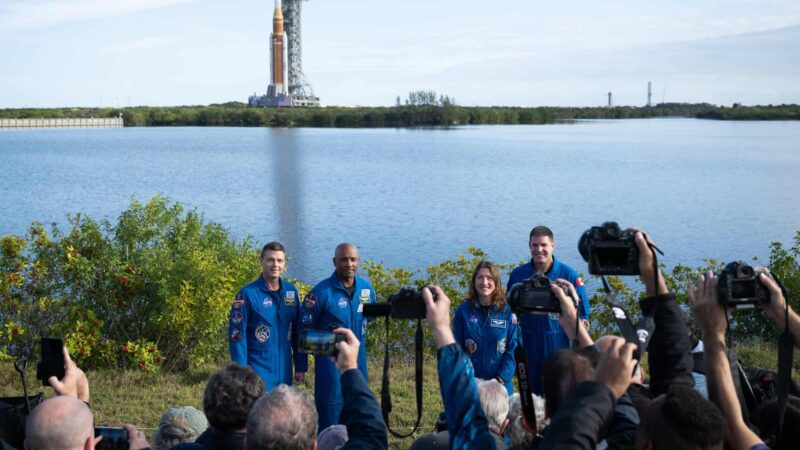 Foguete SLS da missão Artemis 2 parte rumo à órbita lunar com quatro astronautas