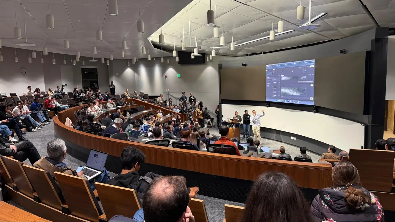 Startup brasileira de IA para detectar lavagem de dinheiro e corrupção marcou presença em evento de Stanford