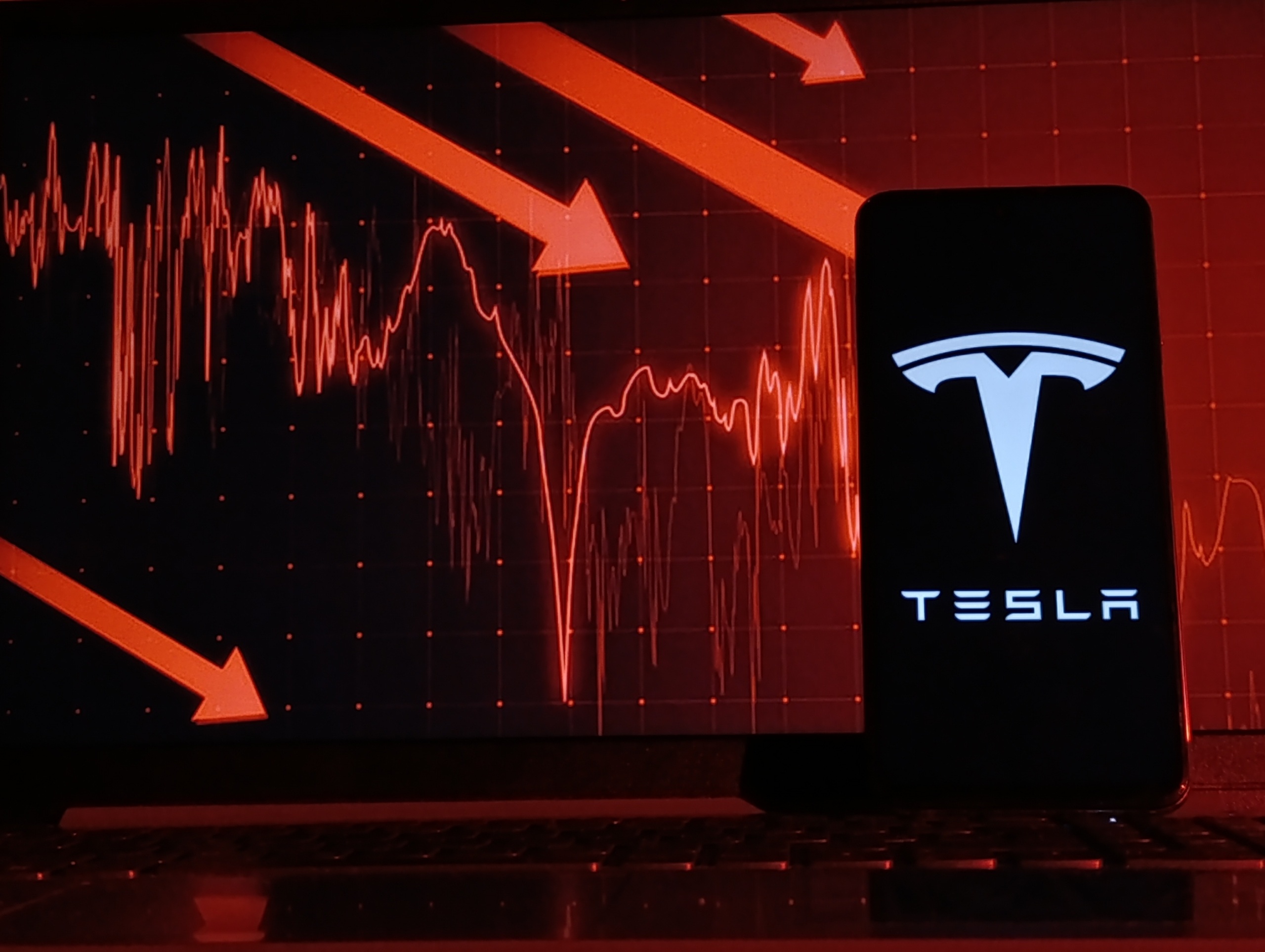 Tesla registra lucro acima das expectativas, mas receita fica abaixo do previsto