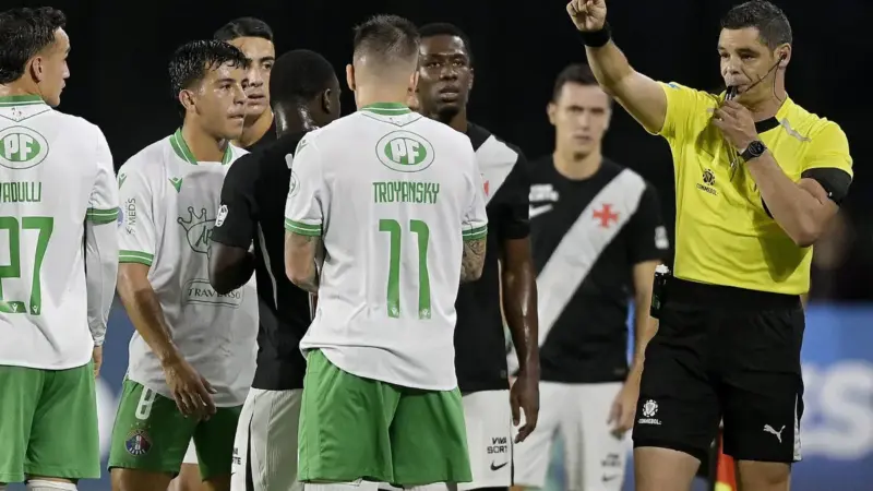 Torcida do Vasco critica atuação do VAR após revisão sobre lance com volante JP