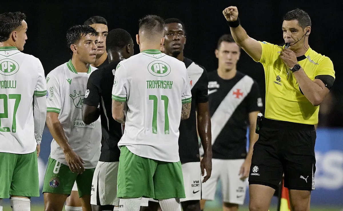 Torcida do Vasco critica atuação do VAR após revisão sobre lance com volante JP