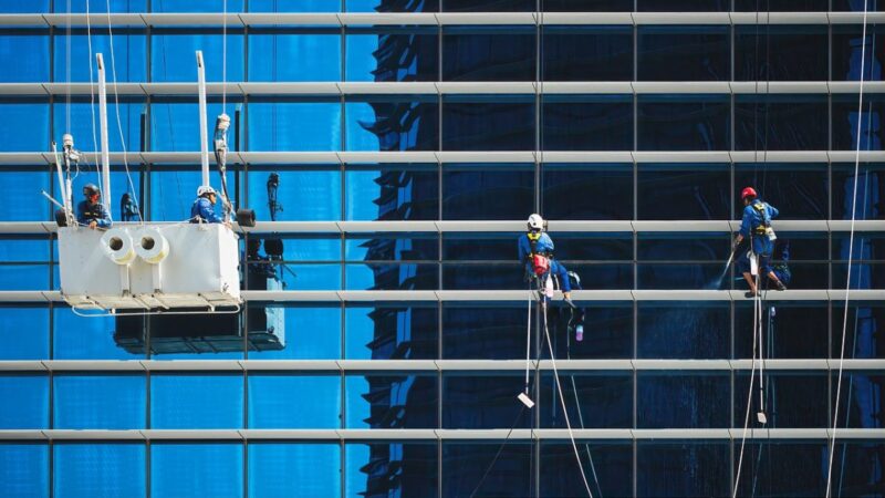Setor de serviços desacelera em fevereiro e registra alta de 0,1%
