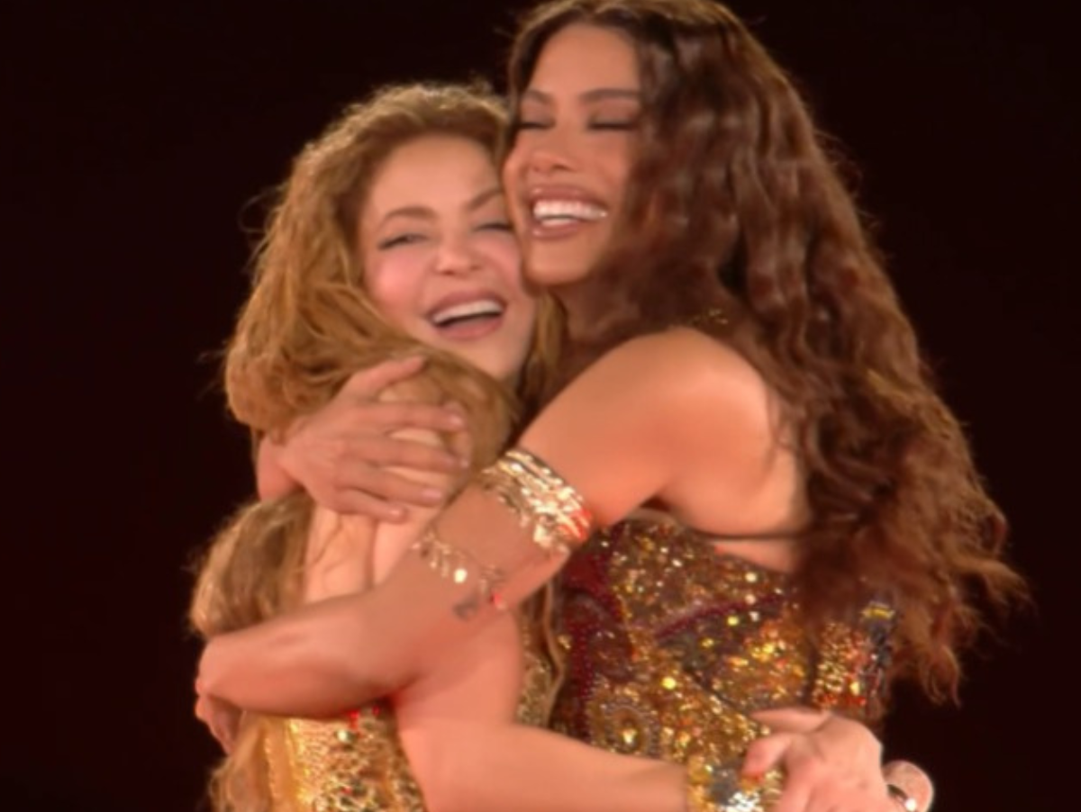Shakira recebe Anitta em Copacabana e as duas cantam “Choka Choka” durante show