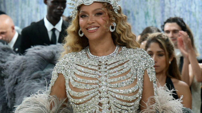 Beyoncé retorna ao Met Gala 2026 e domina o tapete vermelho com look temático
