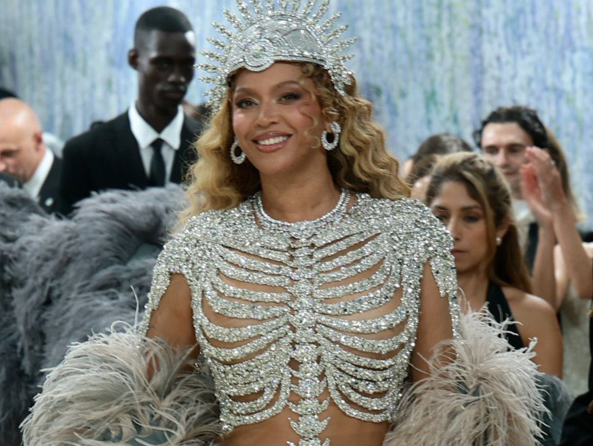 Beyoncé retorna ao Met Gala 2026 e domina o tapete vermelho com look temático