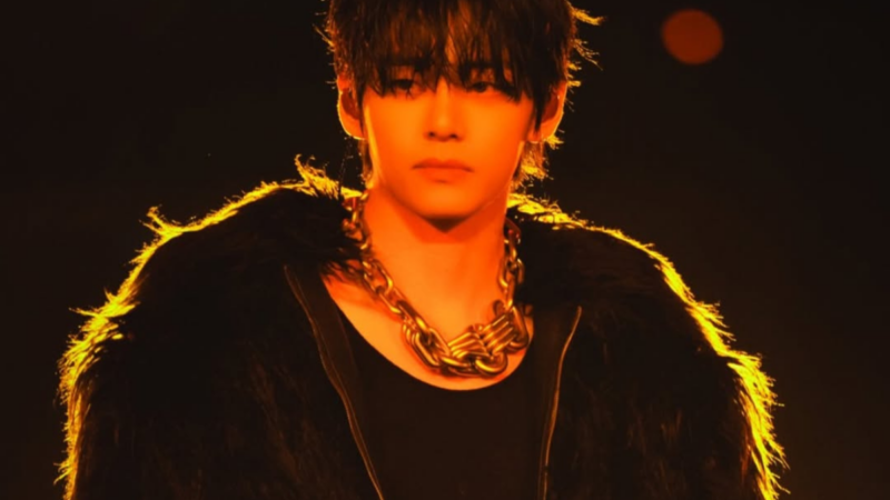 V, do BTS, tem possível nova tatuagem registrada durante show nos EUA
