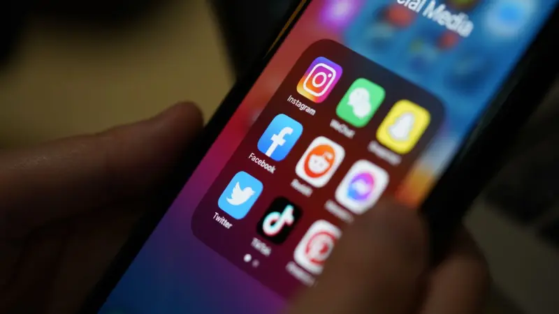 Governo atualiza regras para big techs e amplia proteção a mulheres nas redes