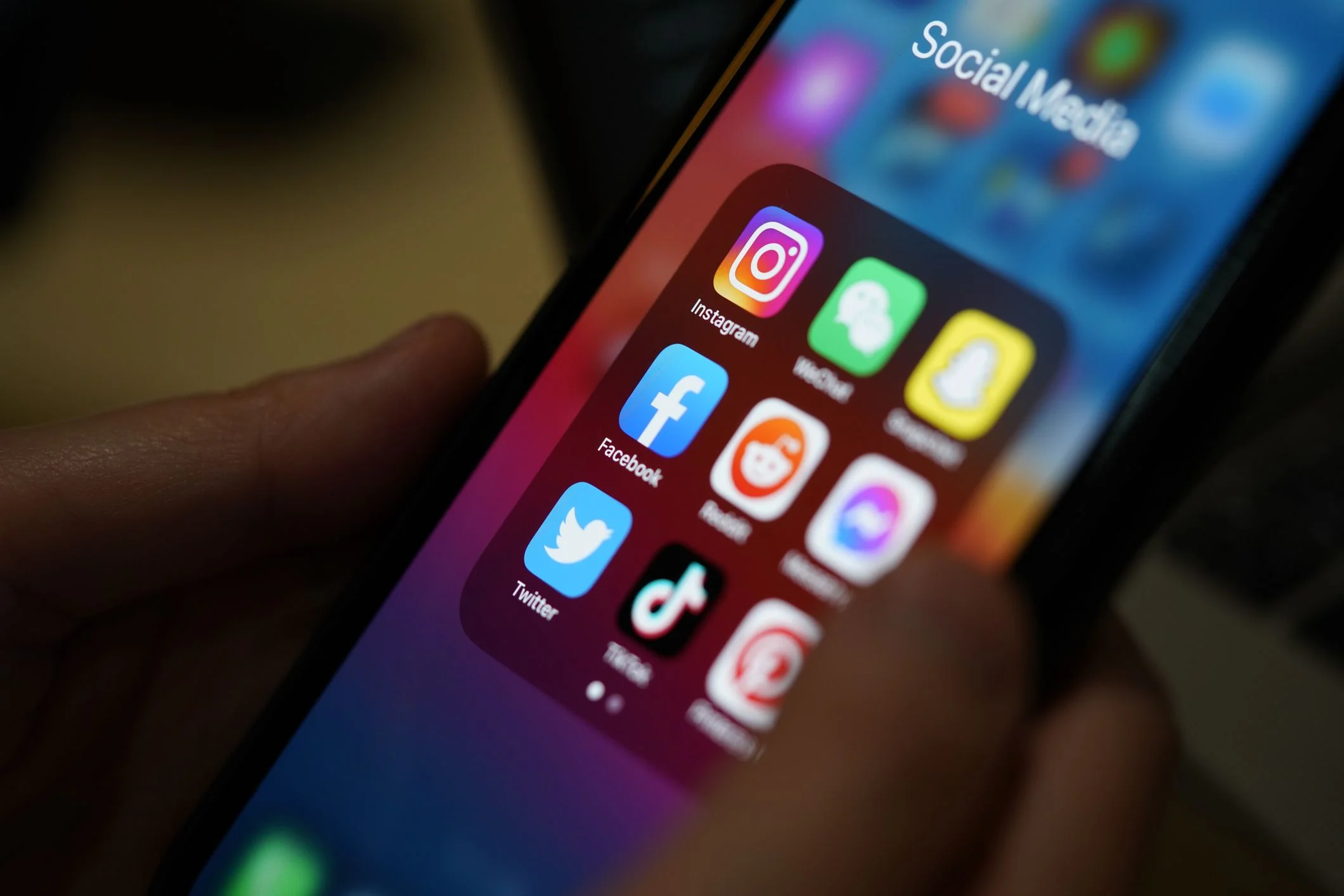Governo atualiza regras para big techs e amplia proteção a mulheres nas redes