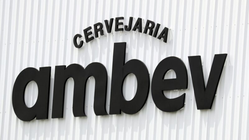 Ambev registra maior alta desde 1999 após volumes de cerveja superarem expectativas