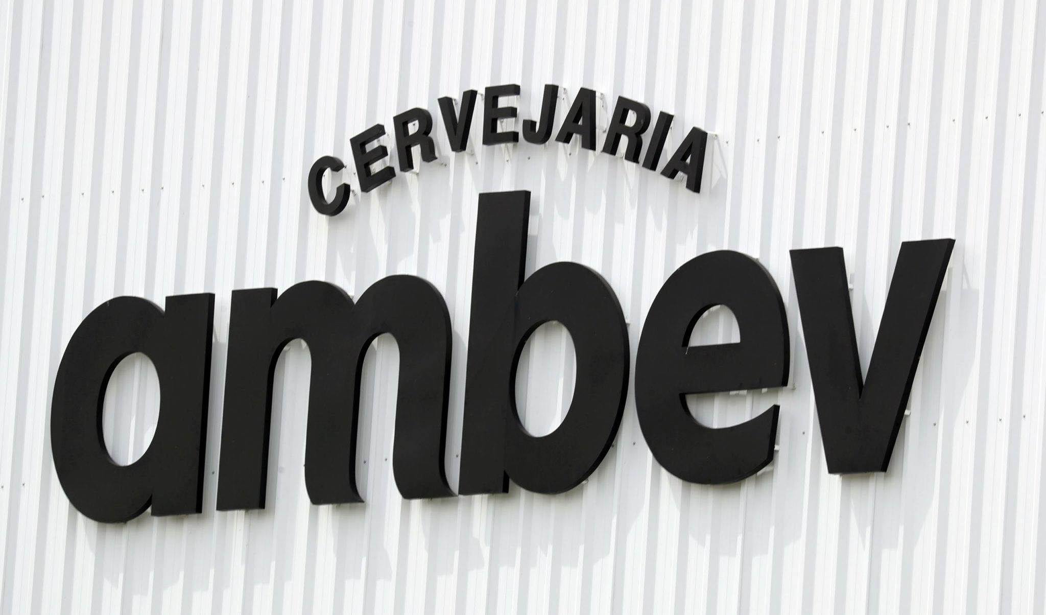 Ambev registra maior alta desde 1999 após volumes de cerveja superarem expectativas