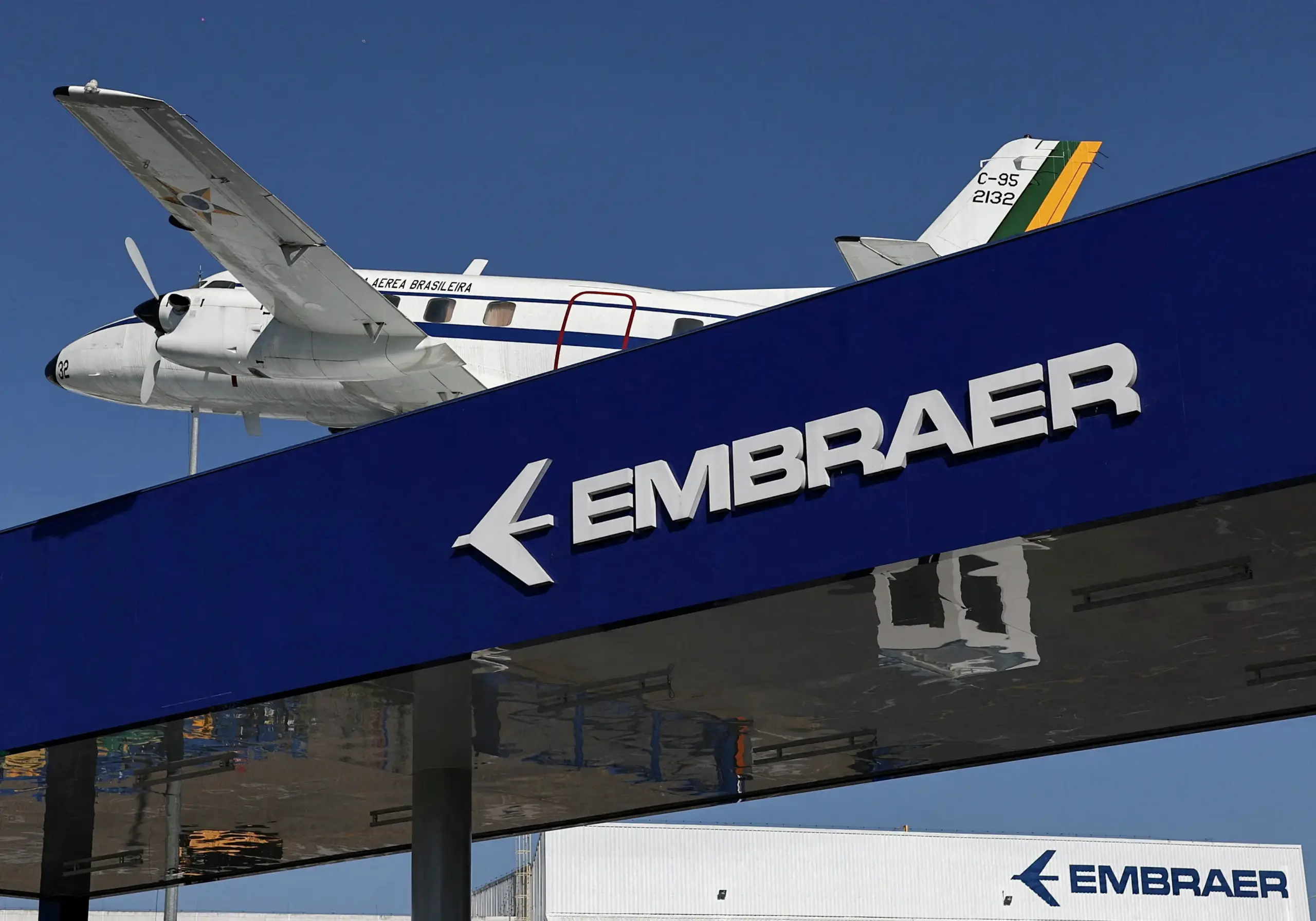 Descubra eua determinam inspeções em jatos embraer phenom 300 após problema em testes