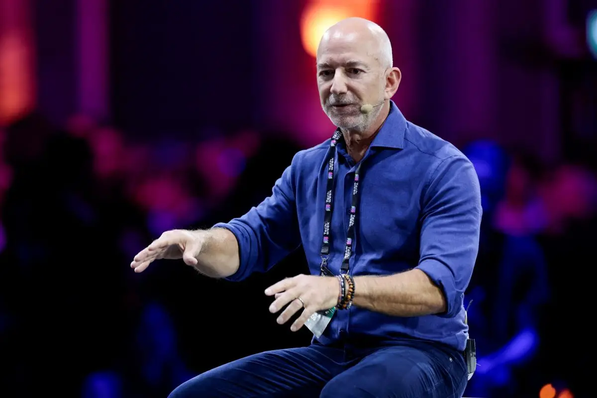 Bezos diz que possível bolha de IA não é motivo para alarme: investimentos impulsionam a tecnologia