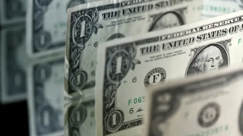 Dólar recua ante ata do Copom e tensão no Oriente Médio; parcial às 11h58