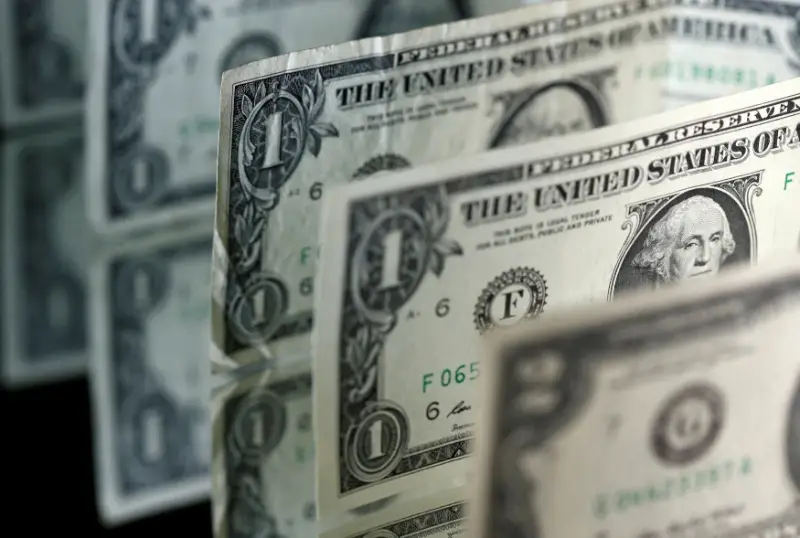 Dólar recua ante ata do Copom e tensão no Oriente Médio; parcial às 11h58