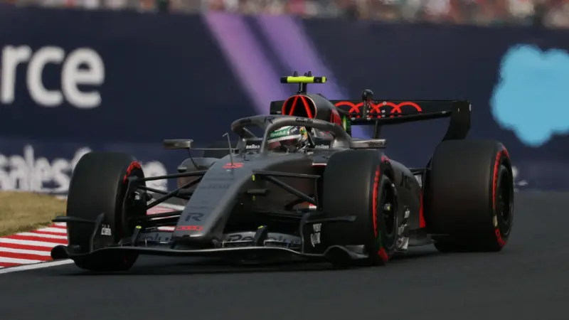 Fórmula 1 retorna após suspensão por conflitos no Oriente Médio e testa público no GP de Miami