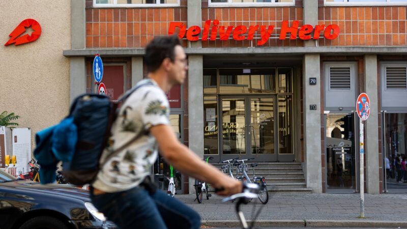Uber faz oferta por ações restantes da Delivery Hero por €33 para ampliar presença em emergentes