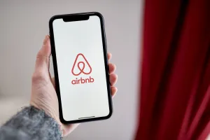 Airbnb eleva guidance para 2026 apoiada em reservas fortes nas Américas e expectativa de demanda para a Copa