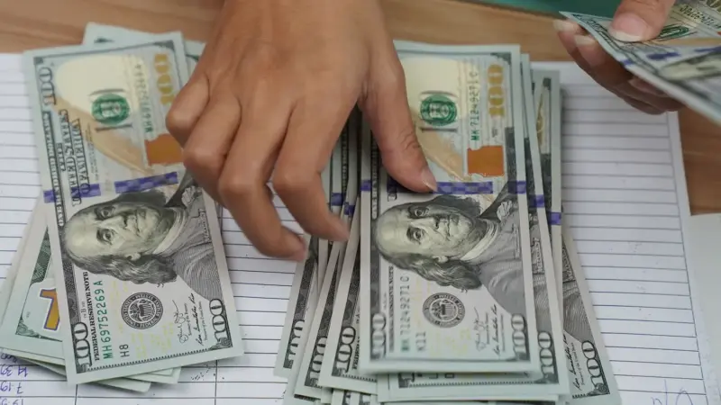 Descubra dólar sobe a r$ 5,04 em dia negativo para ativos brasileiros; moeda salta 1,8% no mês