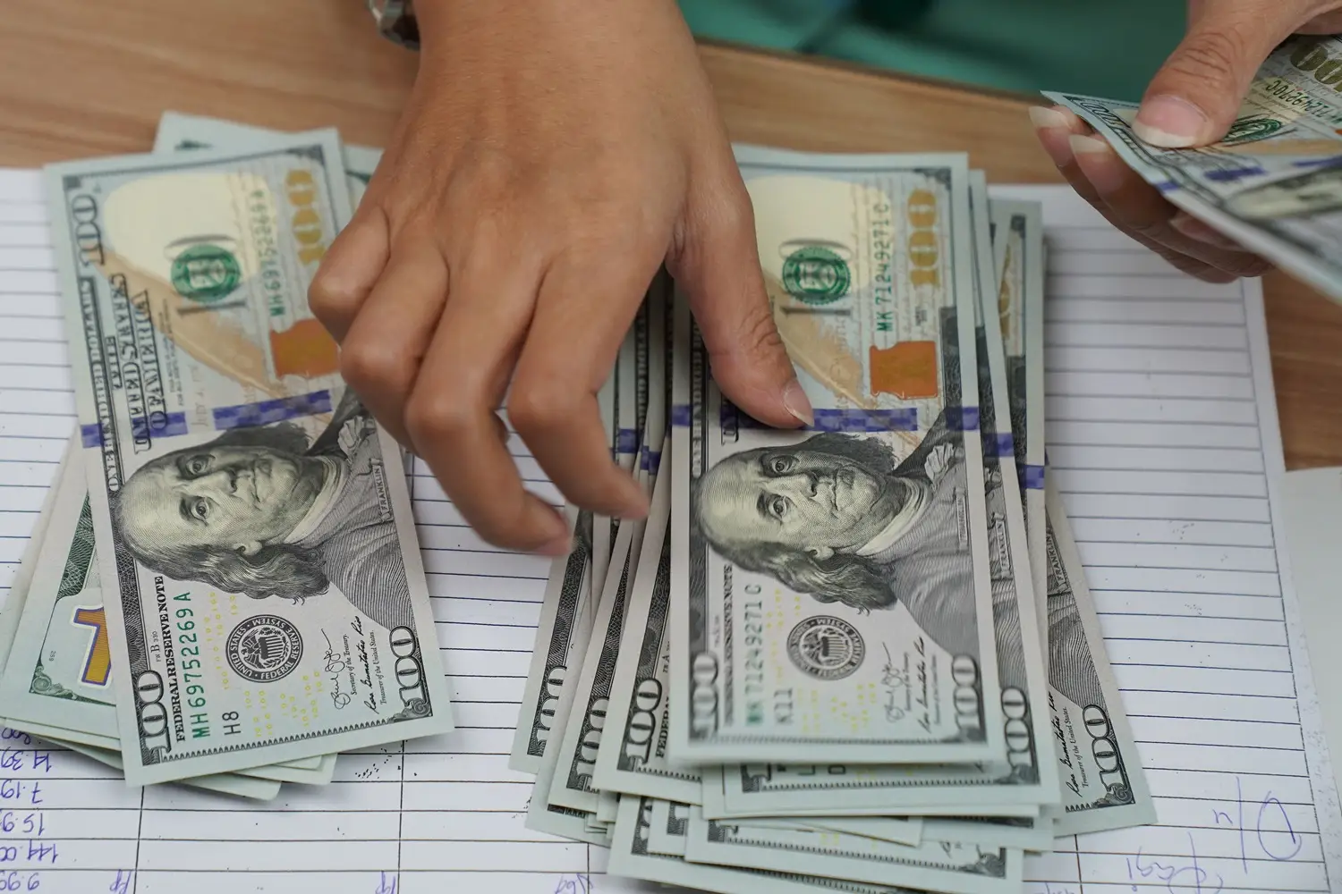 Descubra dólar sobe a r$ 5,04 em dia negativo para ativos brasileiros; moeda salta 1,8% no mês