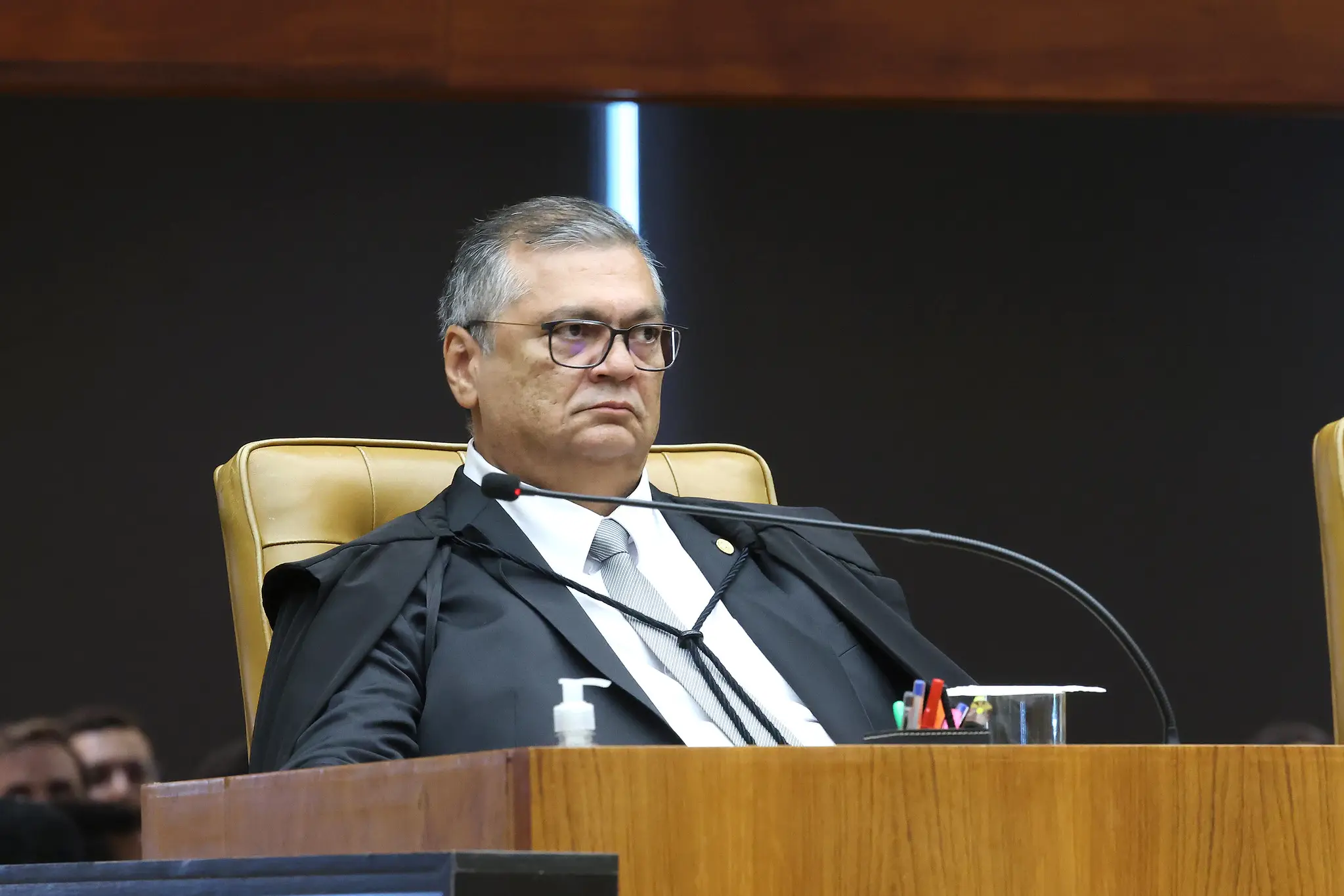 Flávio Dino nega pedido de prisão domiciliar para a influenciadora Deolane Bezerra