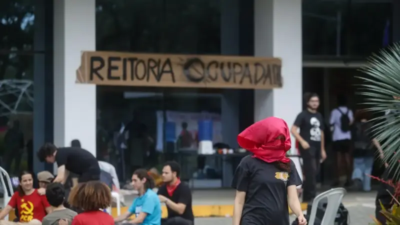 Professores da USP entram em greve em apoio aos estudantes e por reajuste salarial