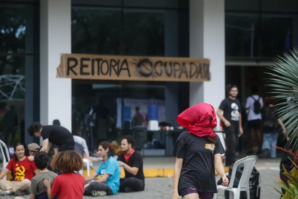 Professores da USP entram em greve em apoio aos estudantes e por reajuste salarial
