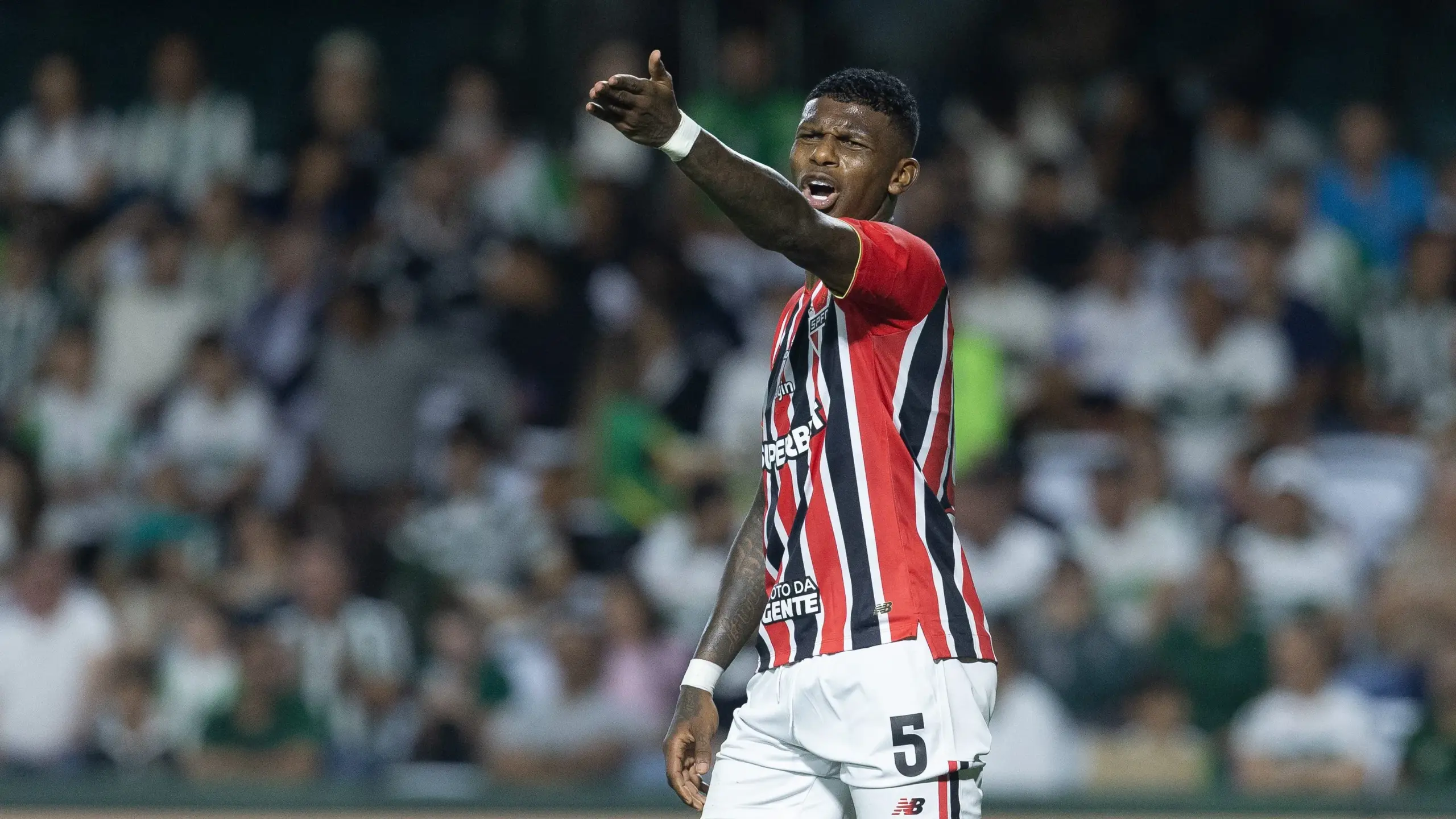 São Paulo interrompe plano de rescisão com Arboleda após descoberta de acerto verbal com Athletico-PR