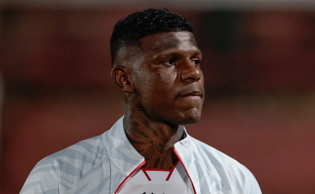 São Paulo interrompe plano de rescisão com Arboleda após descoberta de acerto verbal com Athletico-PR