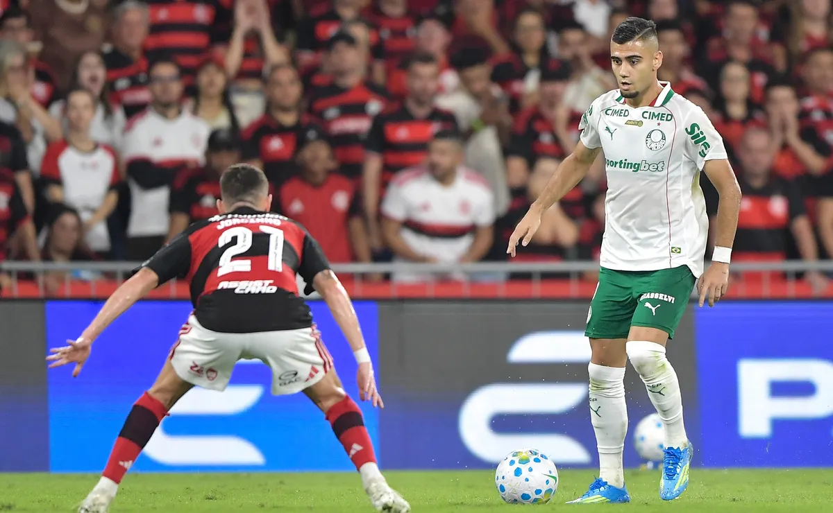 Andreas Pereira responde a críticas de Léo Pereira após vitória do Palmeiras