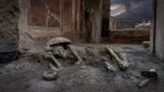 Conheça arqueólogos descobriram em pompeia os restos de um homem que enfrentou a erupção do vesúvio segurando uma tigela na cabeça como escudo, uma lâmpada para iluminar o caminho e dez moed…