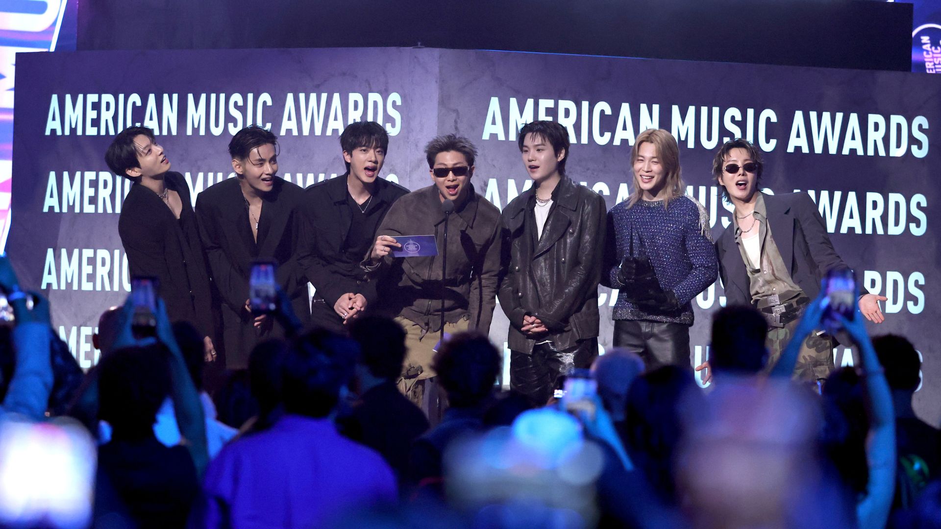 Descubra bts traz videoclipe de “hooligan” à vida no american music awards (ama) 2026