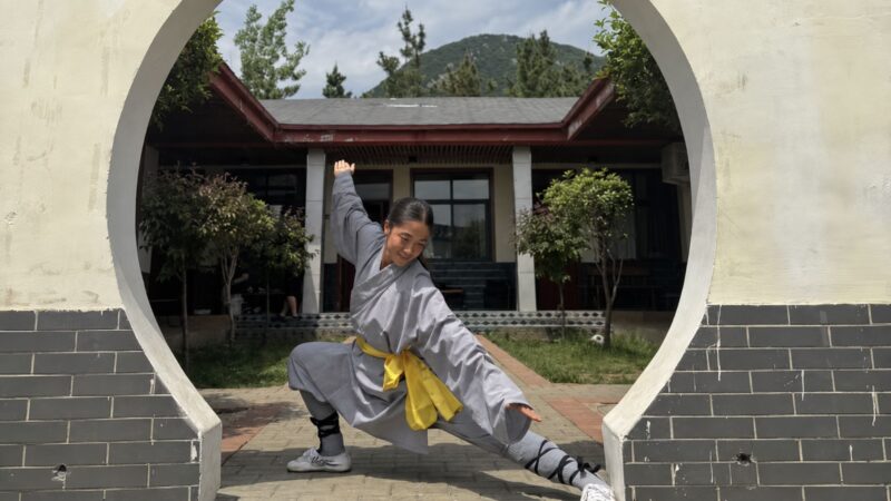 Brasileira de 26 anos viaja 56 horas até a China para treinar kung fu por três semanas e viraliza com mais de 4 milhões de visualizações