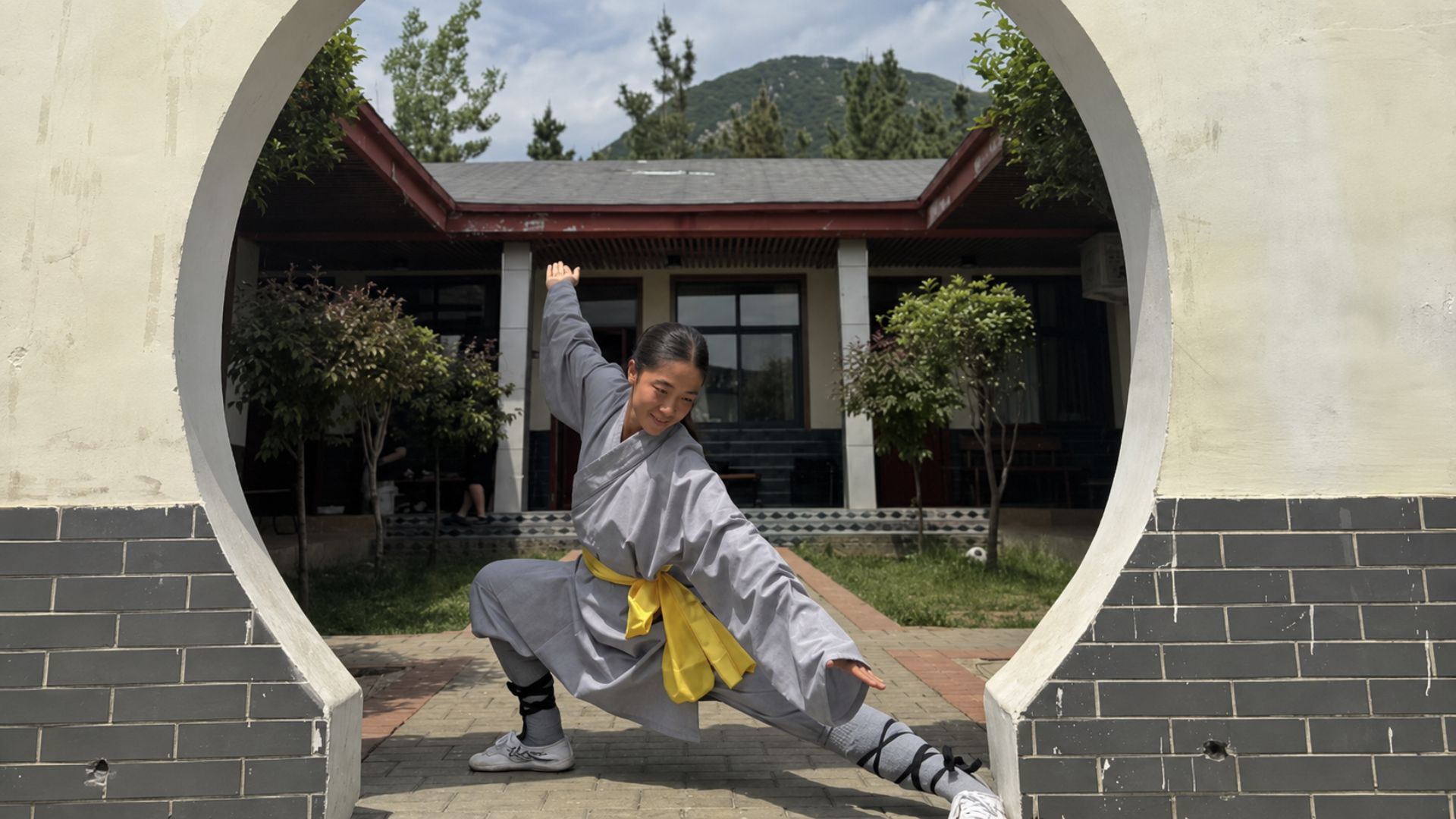 Brasileira de 26 anos viaja 56 horas até a China para treinar kung fu por três semanas e viraliza com mais de 4 milhões de visualizações