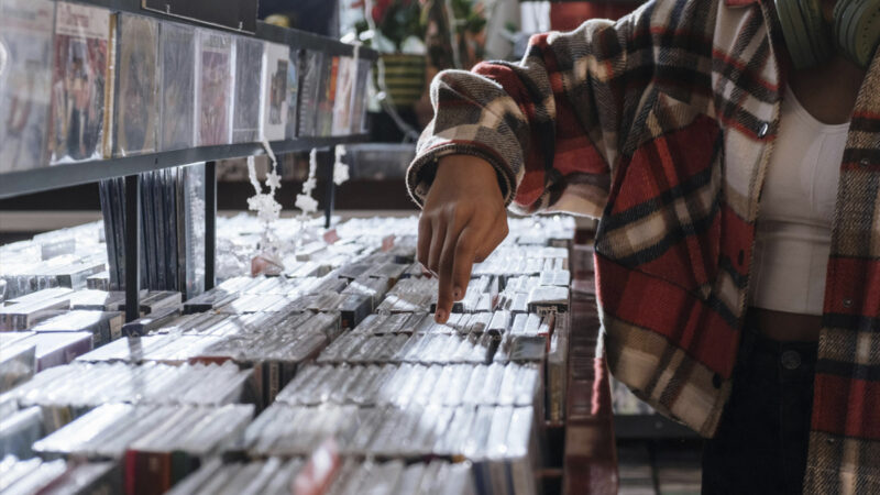 Entenda como geração z impulsiona cds: formato físico ganha fôlego com k-pop, fãs jovens e artistas independentes