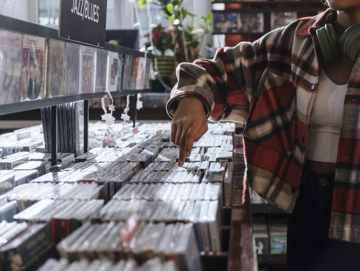 Entenda como geração z impulsiona cds: formato físico ganha fôlego com k-pop, fãs jovens e artistas independentes