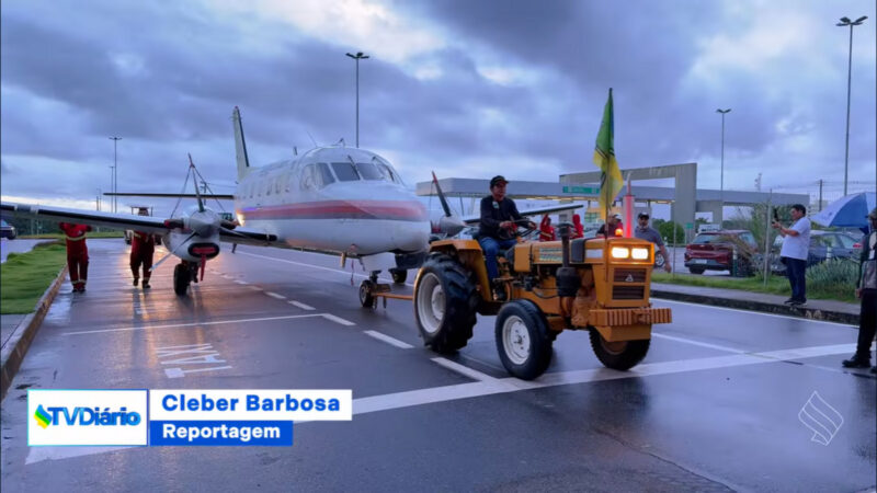 Avião Bandeirante EMB-110 é arrastado pela Avenida FAB em Macapá e será exposto no Parque Residência