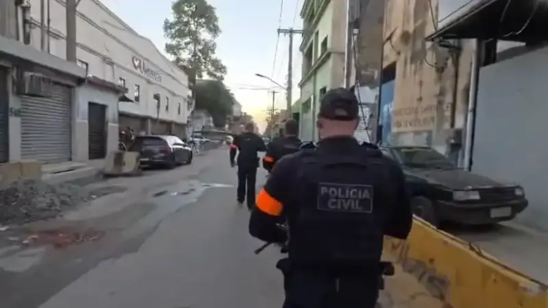 Operação da DRFA-CAP na Maré contra grupo do Comando Vermelho provoca tiroteio e interdita trechos da Linha Vermelha