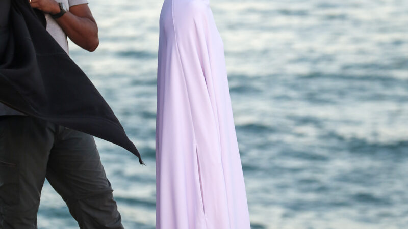 Carolina Dieckmann grava cenas do filme baseado na novela A Viagem na praia