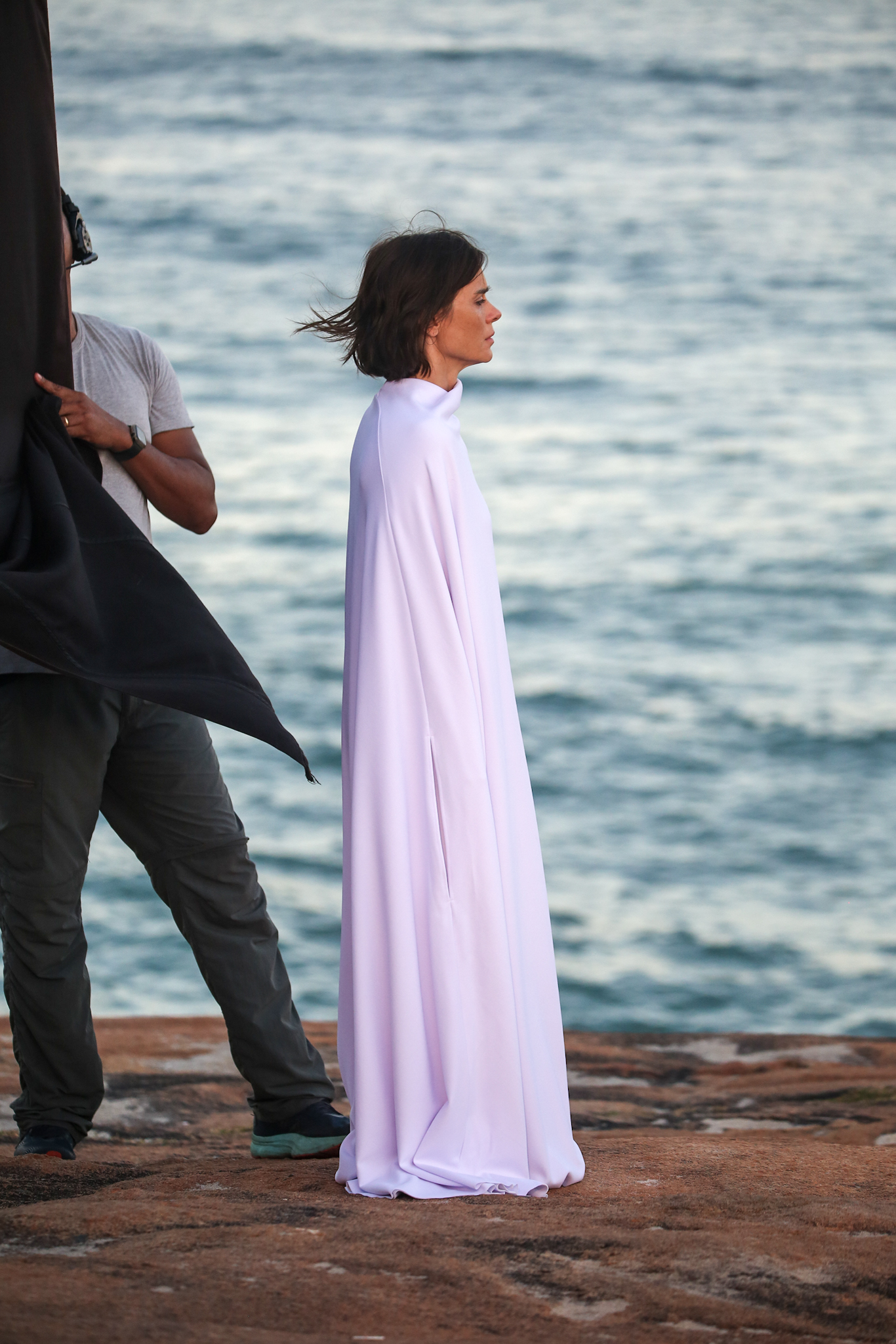 Carolina Dieckmann grava cenas do filme baseado na novela A Viagem na praia
