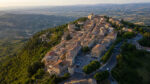Descubra cingoli, na região das marcas, venceu o concurso il borgo dei borghi, da rai, e ganhou destaque pela arquitetura medieval, paisagens amplas e autenticidade preservada