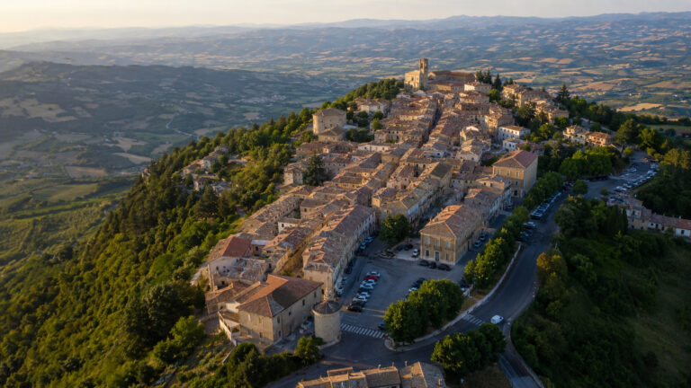 Descubra cingoli, na região das marcas, venceu o concurso il borgo dei borghi, da rai, e ganhou destaque pela arquitetura medieval, paisagens amplas e autenticidade preservada