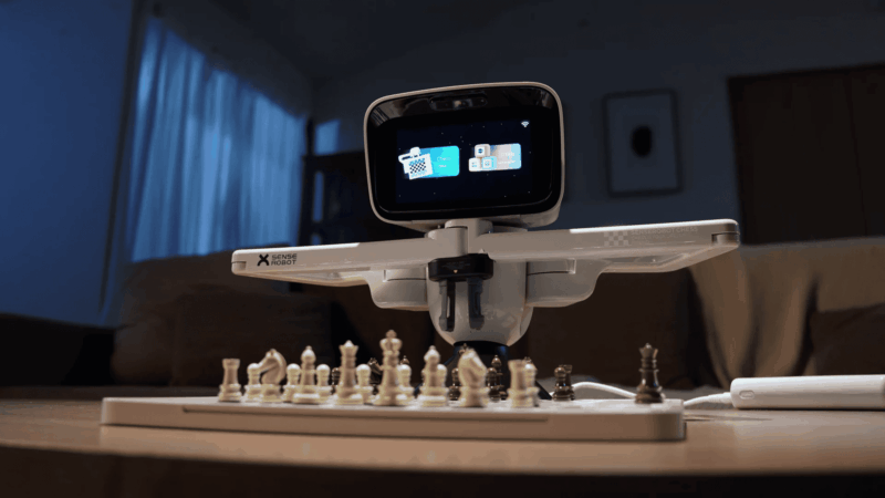 Robô SenseRobot Chess Mini usa IA para jogar e ensinar xadrez com 99,9% de precisão