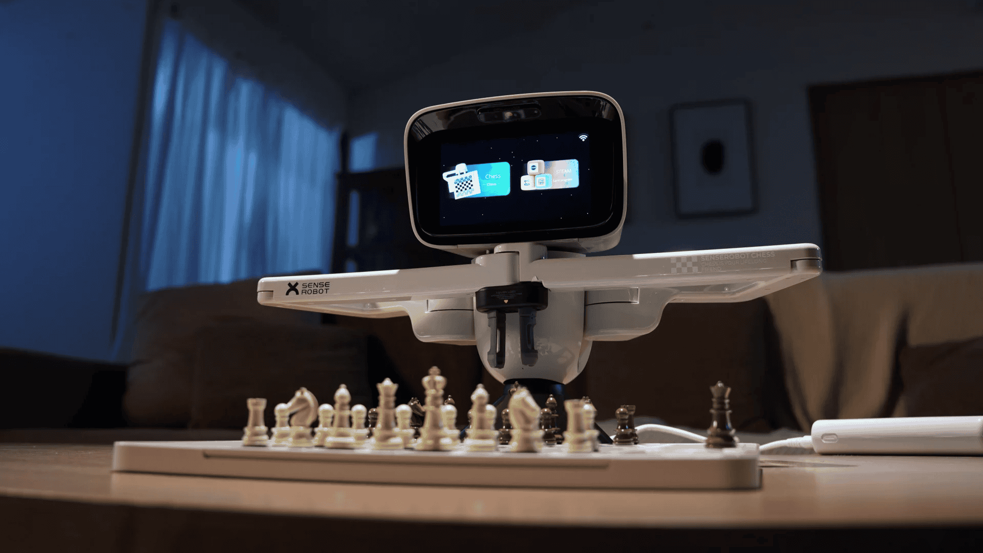 Robô SenseRobot Chess Mini usa IA para jogar e ensinar xadrez com 99,9% de precisão