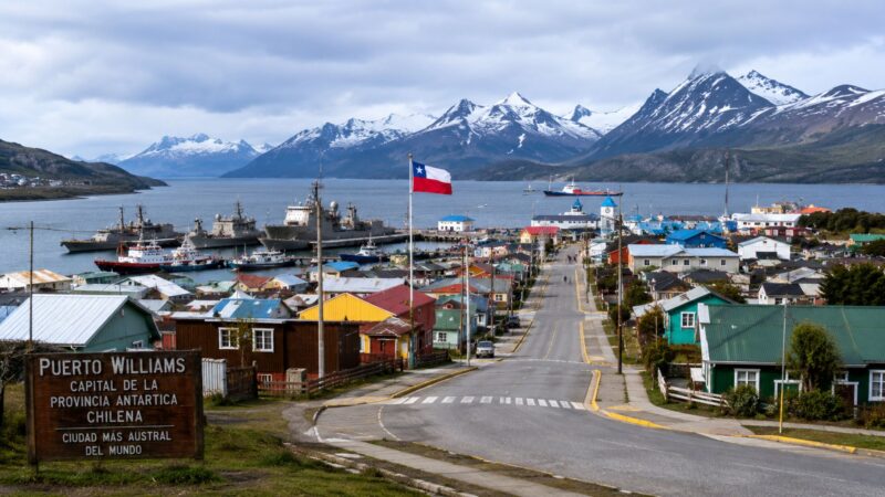 Puerto Williams, a cidade mais ao sul do mundo, registra obras de pavimentação e expansão urbana