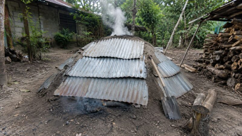 Forno pugon: técnica filipina para produzir carvão vegetal em casa com chapas galvanizadas e terra fina