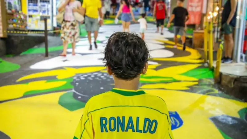 Via Ápia, na Rocinha, é transformada em galeria a céu aberto com pintura verde e amarela