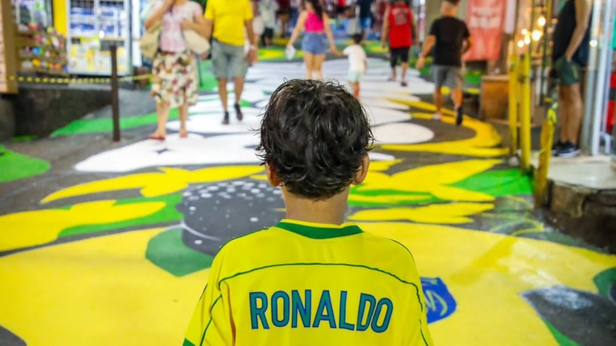 Via Ápia, na Rocinha, é transformada em galeria a céu aberto com pintura verde e amarela