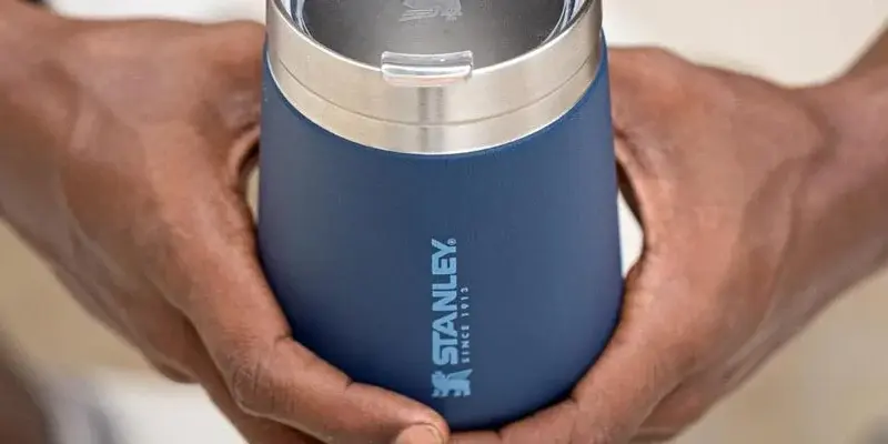 Amazon tem seleção de copos e garrafas Stanley com até 43% de desconto